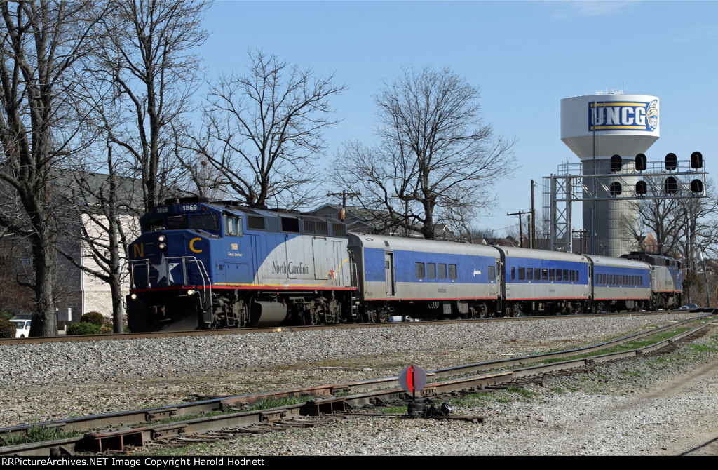 RNCX 1869 leads train 75 southbound